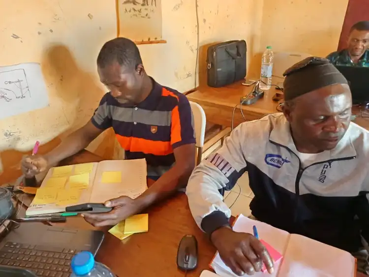 picture of workshop session during website building